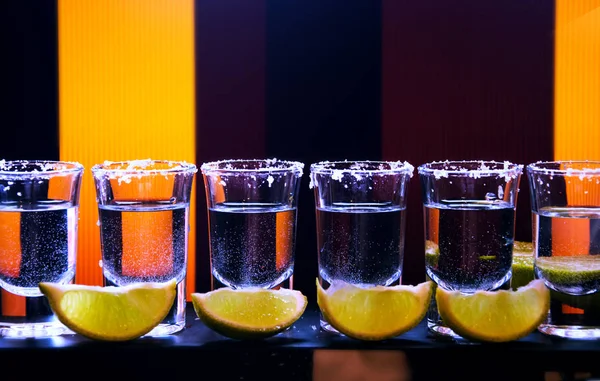 Shot Drink Set mit Zitrusscheiben an der Bar — Stockfoto