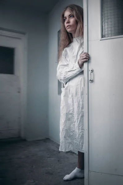 Menina doente mental com camisa de força em um psiquiátrico — Fotografia de Stock