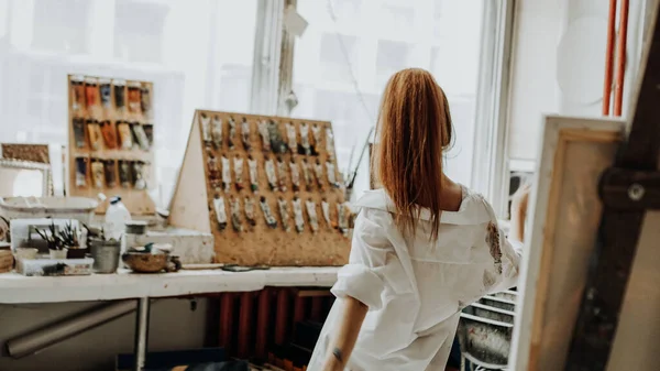 Bella pittrice che balla mentre dipinge nel laboratorio d'arte — Foto Stock