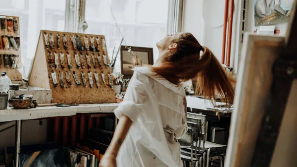 Schöne Malerin tanzt beim Malen in der Kunstwerkstatt — Stockfoto