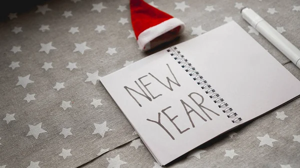 Cuaderno con bolígrafo para escribir los objetivos de año nuevo —  Fotos de Stock