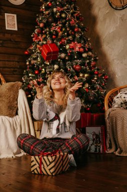 Bir kadının hediye kusması, yeni yıl konsepti, Noel.