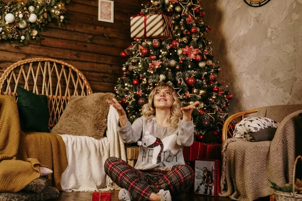 Mujer vomitando un regalo, concepto del año nuevo, Navidad —  Fotos de Stock