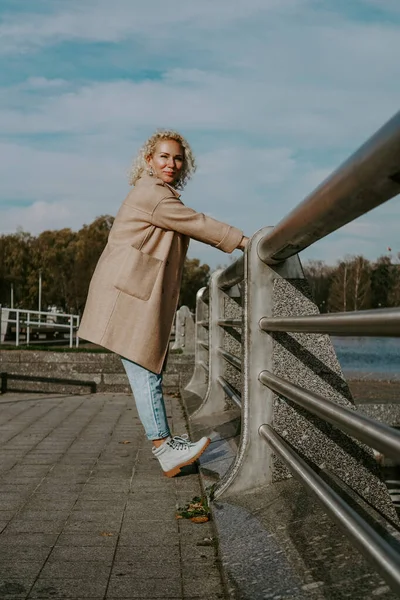 Stijlvolle mooie vrouw in de herfst Fashion wandelen in de stad — Stockfoto