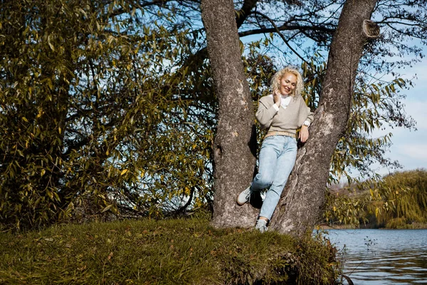Attraktive Frau mittleren Alters mit Blick auf den Fluss — Stockfoto