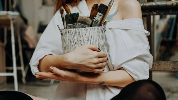 Nahaufnahme einer Künstlerin mit Pinsel in der Hand — Stockfoto