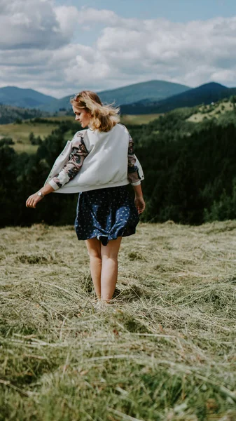 Mujer de pie en la cima de la montaña mirando a la vista panorámica de la cordillera —  Fotos de Stock