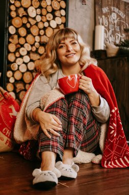 Noel havasında bir fincan çayla genç bir kadın. Bir dilek tut ve hayal kur.