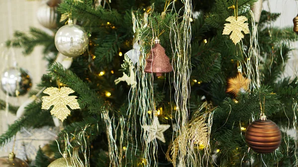 Adornos de Navidad, árbol de Navidad, regalos, año nuevo en color oro — Foto de Stock