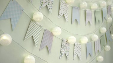 Duvar çocuklar için çok renkli bayraklarla süslenmiş. Doğum günü dekoru