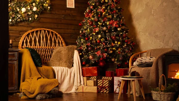 Bella camera decorata vacanza con albero di Natale — Foto Stock