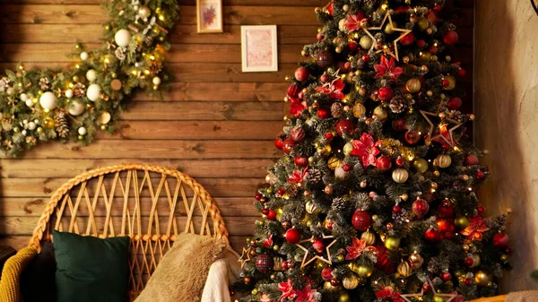 Felices fiestas. Una hermosa sala de estar decorada para Navidad. —  Fotos de Stock