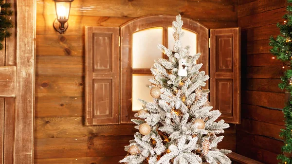 Albero di Natale d'argento con palle d'oro su sfondo di legno — Foto Stock