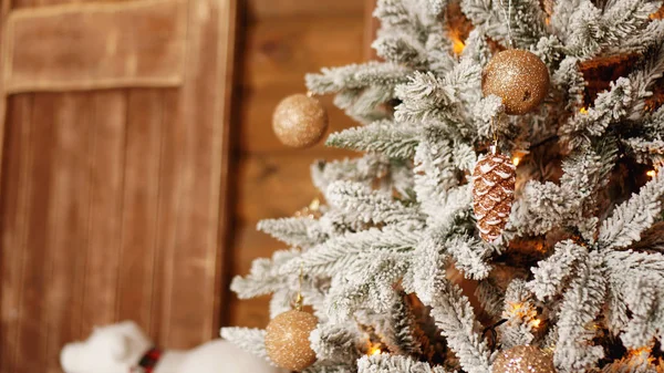 Árvore de Natal de prata com bolas de ouro no fundo de madeira — Fotografia de Stock