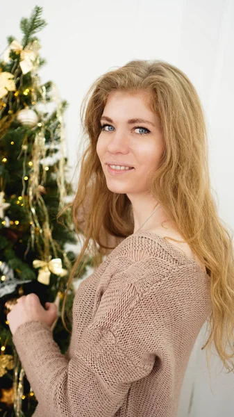 Hermosa joven mujer decorando un árbol de Navidad —  Fotos de Stock