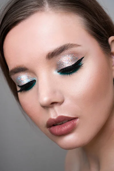 Närbild av mode modell ung kvinna i trendig make-up. — Stockfoto