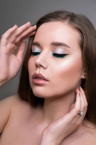 Närbild av mode modell ung kvinna i trendig make-up. — Stockfoto