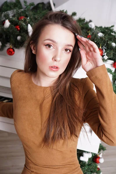Chica cerca de un piano de cola blanco con decoración navideña — Foto de Stock