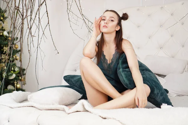 Портрет девушки в пеньюаре. Сексуальная дама на кровати в своей спальне — стоковое фото