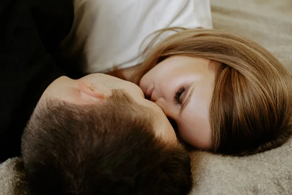 Retrato de cerca de una pareja joven en la cama en casa — Foto de Stock