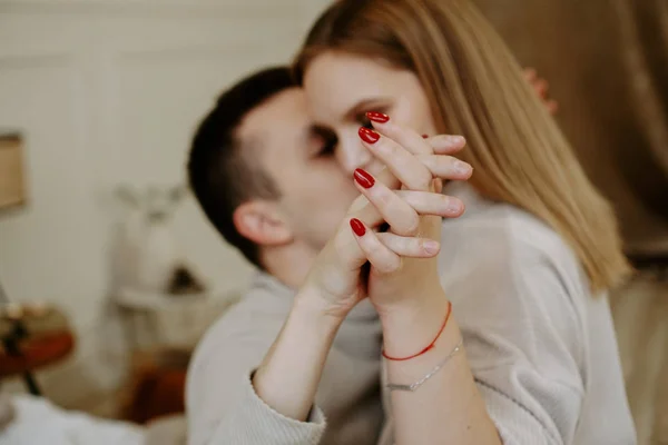 Pár držící se za ruce v posteli, milenci objímají navzájem relaxaci v ložnici — Stock fotografie