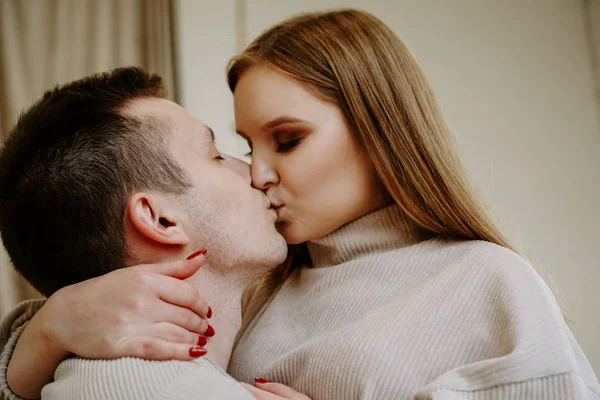Primer plano retrato de una hermosa joven pareja besándose en la cama en casa —  Fotos de Stock
