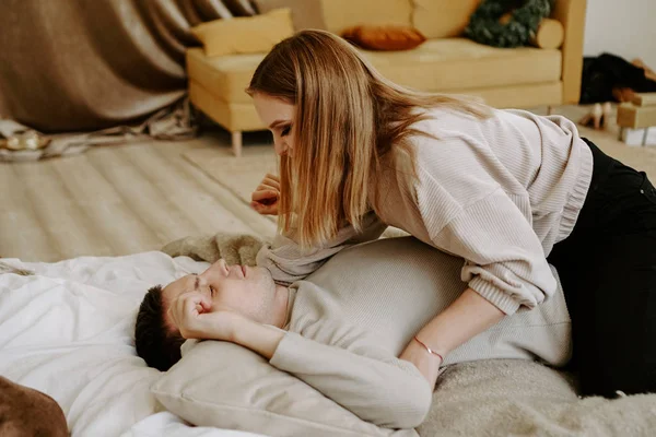 Pareja de negocios en cama en habitación de hotel — Foto de Stock