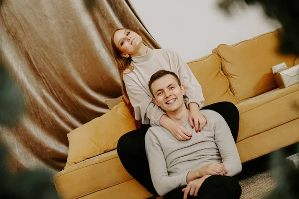 Pareja relajándose juntos en el sofá. Feliz pareja joven —  Fotos de Stock