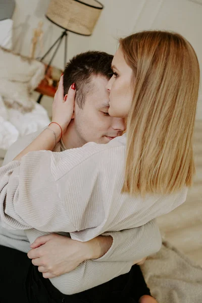 Primer plano retrato de una hermosa pareja joven abrazos en la cama en casa —  Fotos de Stock