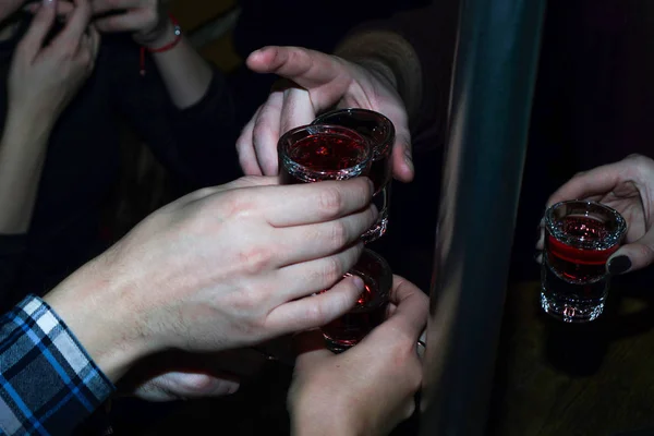 Şat bardaklarında kırmızı kiraz içeceği — Stok fotoğraf