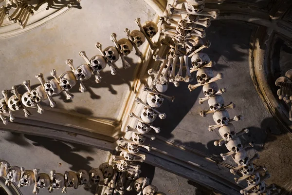 República Checa. Kutna Hora. Calaveras y huesos en el osario — Foto de Stock