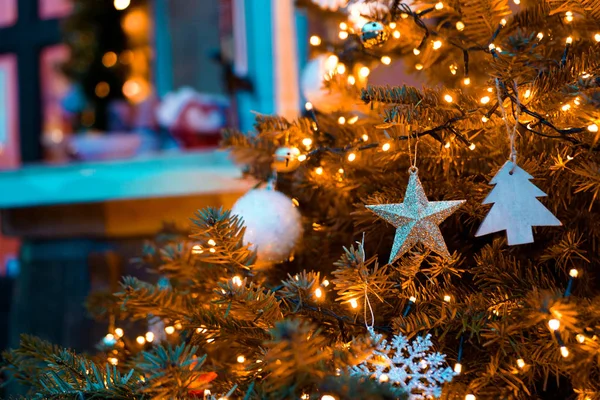 Árbol de Navidad dorado - fondo de luces desenfocadas — Foto de Stock