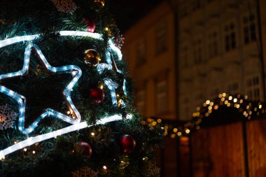 Noel ağacında parlayan bir Noel yıldızı