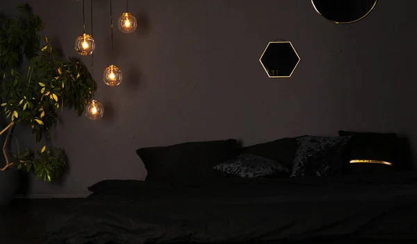 Czarna stylowa sypialnia na poddaszu. Przytulne nowoczesnej przestrzeni życiowej — Zdjęcie stockowe