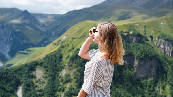 Žena turistika v horách za slunečného dne — Stock fotografie