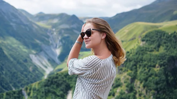 Žena turistika v horách za slunečného dne — Stock fotografie