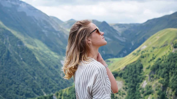 Kobieta wędrująca w górach w słoneczny dzień — Zdjęcie stockowe
