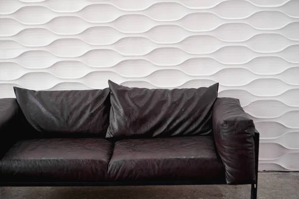 Czarna skórzana sofa na białym tle w studio — Zdjęcie stockowe