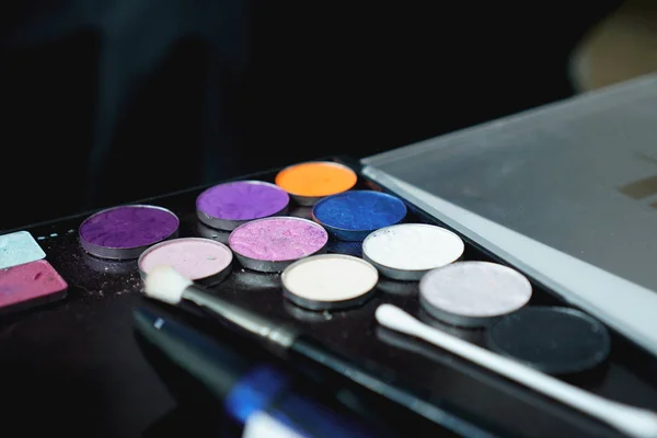 Paleta de sombras para maquillaje sobre fondo borroso, primer plano — Foto de Stock
