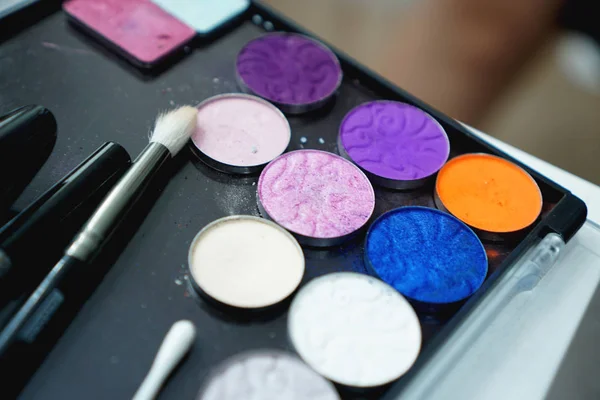 Paleta de sombras para maquiagem em um fundo embaçado, close-up — Fotografia de Stock