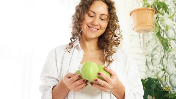 Senior woman with apples. Diet. Healthy lifestyle. — Stock Photo, Image