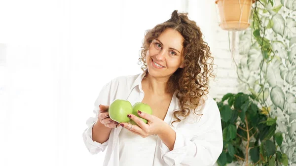老女人拿着苹果。节食。健康的生活方式. — 图库照片