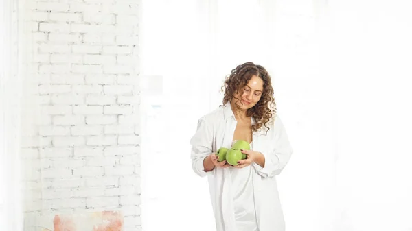 Mujer mayor con manzanas. Dieta. Estilo de vida saludable . —  Fotos de Stock