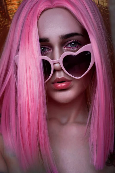 Retrato de modelo con pelo rosa. Peluca de color y gafas de moda —  Fotos de Stock