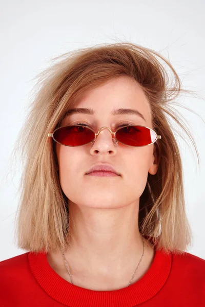 Retrato vertical - chica en gafas rojas —  Fotos de Stock