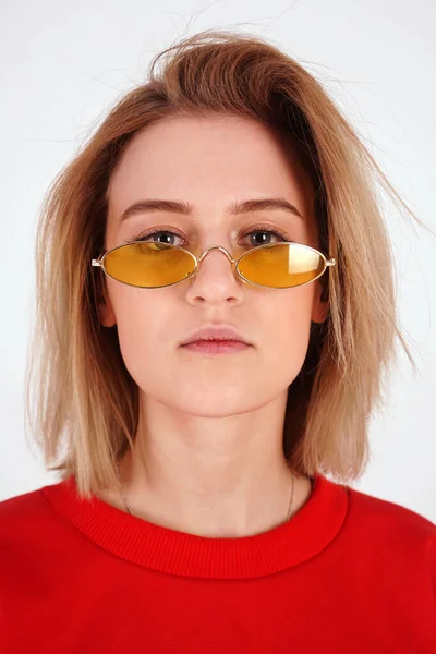 Portret vertical - fată în ochelari galbeni — Fotografie, imagine de stoc