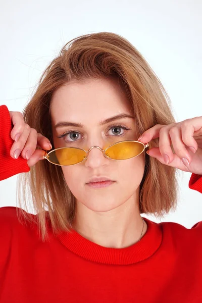 Retrato vertical - chica en gafas amarillas — Foto de Stock