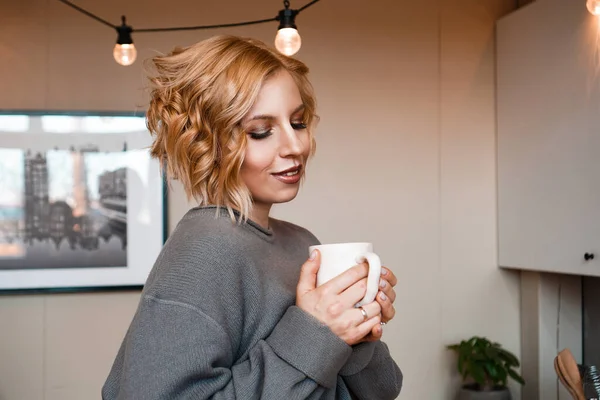 Retrato de cerca de una hermosa mujer con taza de café . — Foto de Stock
