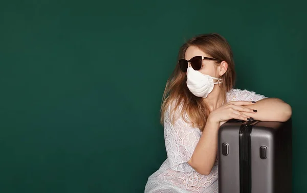 Hermosa chica con máscara médica en la cara. Fronteras cerradas durante el coronavirus —  Fotos de Stock