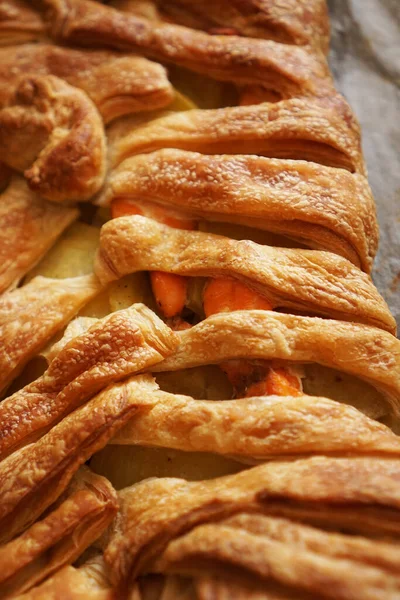 Pastel de carne con hojaldre. Hermosa corteza dorada. Almuerzo sabroso —  Fotos de Stock